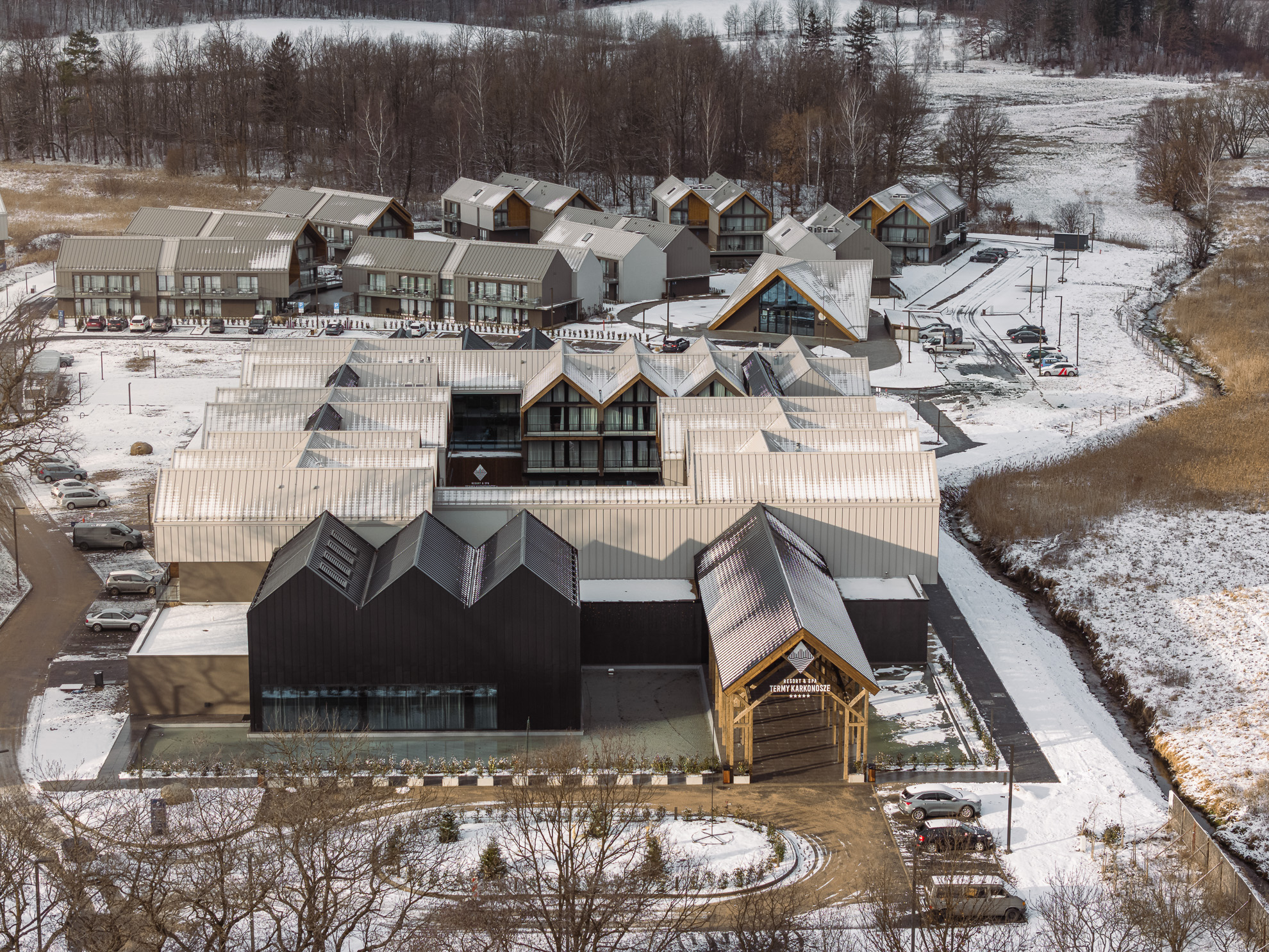 Fotografia hotelowa - zdjęcia hotelu z drona