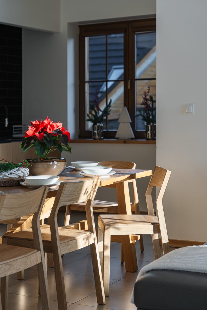 Jadalnia w apartamencie w Kluszkowcach nad Zalewem Czorsztyńskim. Sezonowość w fotografii wnętrz.